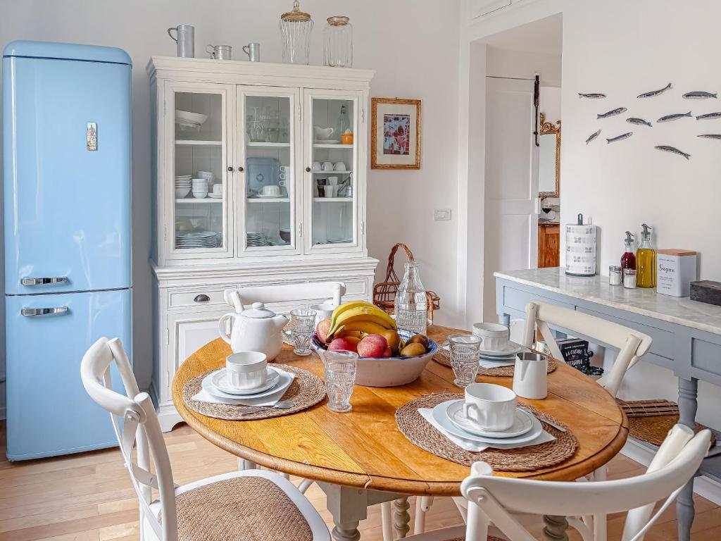 Cucina con tavolo rotondo