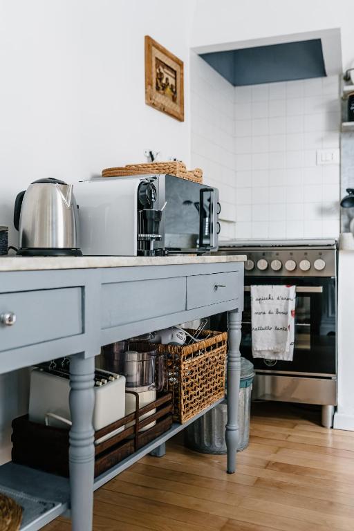 Cucina con isola azzurra